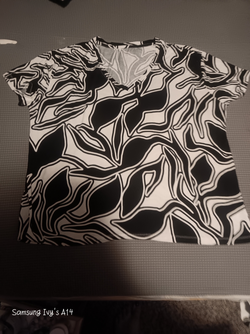 Nine West Black & White Abstract V-Neck Short Sleeve Top